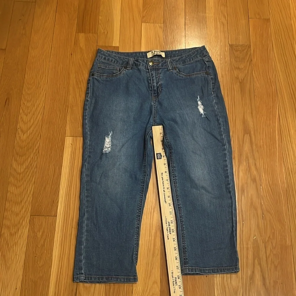 d.jeans women’s distressed capri jeans  size 8 .